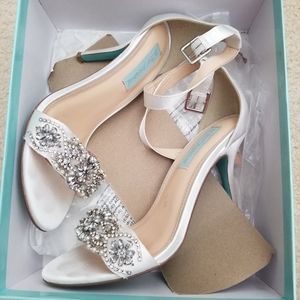 Betsey Johnson 8W Gina Ivory Ankle Strap Heeled Sandals